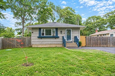 /international/us/129-shinnecock-avenue-mastic-ny-110110348770/