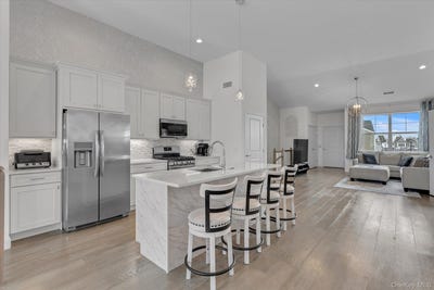 /international/us/278-silver-timber-drive-yaphank-ny-110105323857/