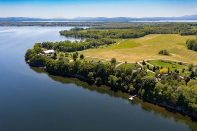 /international/us/29-sweeney-farm-road-south-hero-vt-110108974843/