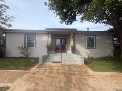 /international/us/216-e-4th-street-clarendon-tx-110109216438/