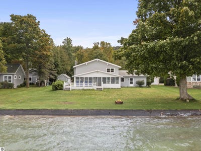 /international/us/6910-carter-road-beulah-mi-110108537413/