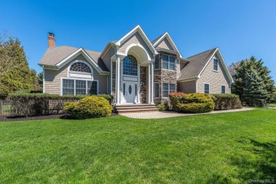 /international/us/90-caiola-court-greenport-ny-110107689065/