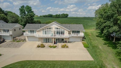 /international/us/15446-250th-ave-spirit-lake-ia-110100833658/