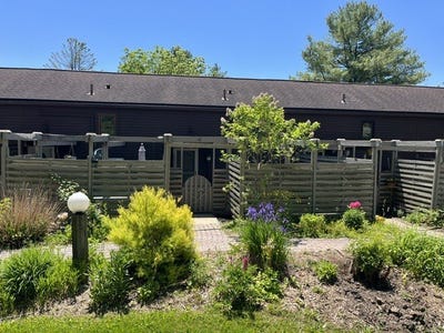 /international/us/42-penny-lane-ithaca-ny-110108499355/