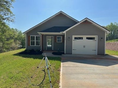 /international/us/210-e-greenwood-street-landrum-sc-110105238272/