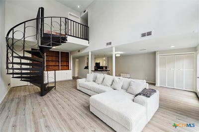 /international/us/3300-yorktown-street-houston-tx-110100375165/