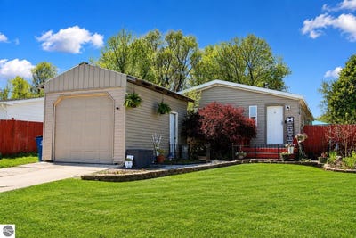 /international/us/3939-brook-drive-traverse-city-mi-110108063354/