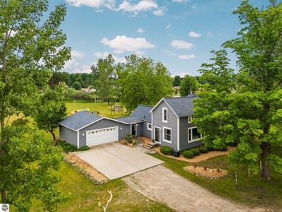 /international/us/4223-vance-road-traverse-city-mi-110108879070/