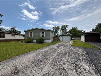 /international/us/154-flamingo-drive-beecher-il-110108774926/
