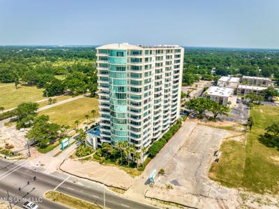 /international/us/2060-beach-boulevard-biloxi-ms-110098322242/