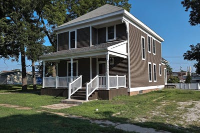 /international/us/220-e-fayette-st-pittsfield-il-110101711802/