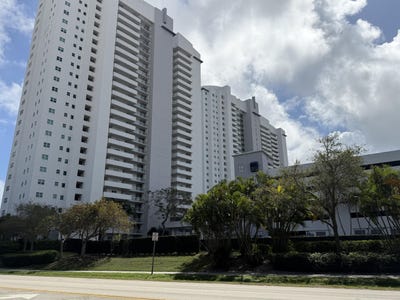 /international/us/15051-royal-oaks-lane-north-miami-fl-110106454469/