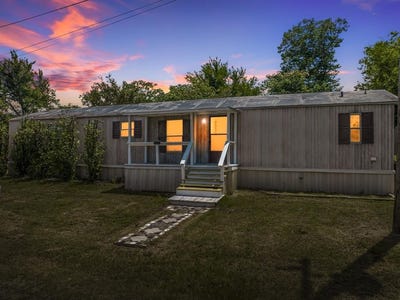 /international/us/517-poplar-street-lott-tx-110101451972/