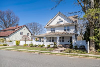 /international/us/3-columbia-street-westbury-ny-110107285253/