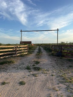 /international/us/9-highway-359-benavides-tx-110108945622/