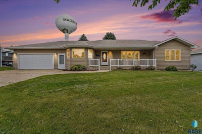 /international/us/936-heatherwood-ave-madison-sd-110108947075/