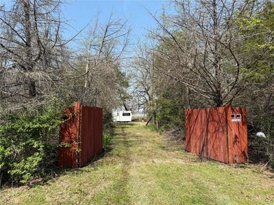 /international/us/18760-mckinley-lake-road-parsons-ks-110107049911/