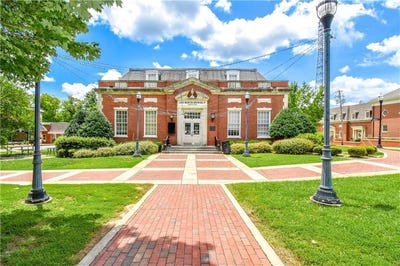 /international/us/82-court-square-alexander-city-al-110100682602/