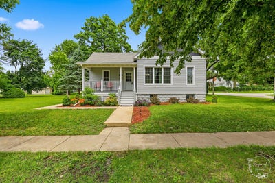 /international/us/423-e-front-street-gilman-il-110108755266/
