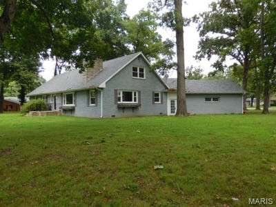 /international/us/300-n-lakeview-drive-salem-il-110097629188/