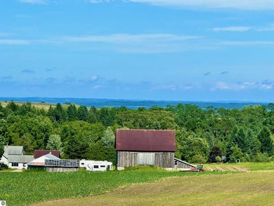 /international/us/9224-e-duck-lake-road-suttons-bay-mi-110104022473/