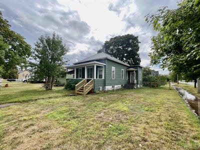 /international/us/225-n-13th-street-escanaba-mi-110119986833/