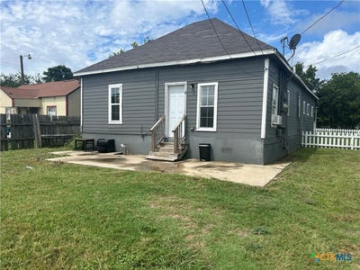 /international/us/400-symes-street-taylor-tx-110107801458/
