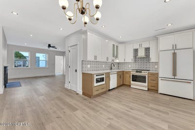 /international/us/7-deal-lake-court-asbury-park-nj-110098069089/