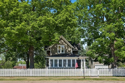 /international/us/676-summit-avenue-oconomowoc-wi-110108350842/