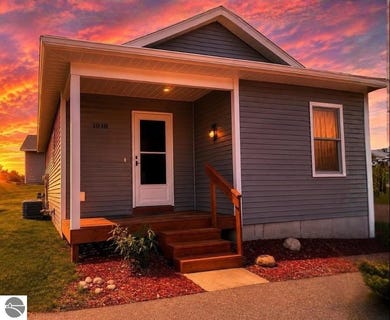 /international/us/1040-umber-drive-traverse-city-mi-110105976395/