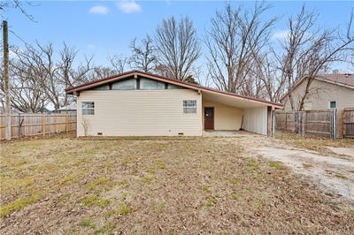 /international/us/1015-e-tulsa-street-siloam-springs-ar-110104340716/