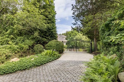 /international/us/8-widow-coopers-path-sag-harbor-ny-110101301783/