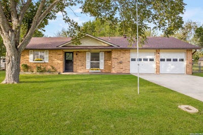 /international/us/208-brook-st-seguin-tx-110120561792/
