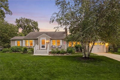 /international/us/20600-carson-road-deephaven-mn-110108966795/
