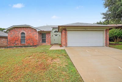 /international/us/8237-lara-lane-watauga-tx-110120463104/