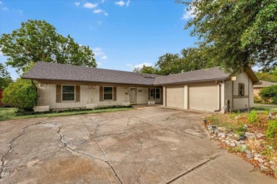 /international/us/8933-kincaid-drive-benbrook-tx-110120065232/