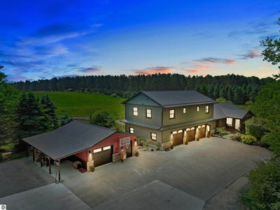 /international/us/4255-s-eberhart-avenue-clare-mi-110100450739/