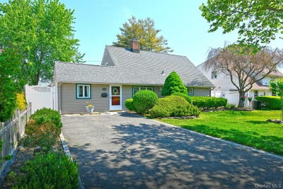 /international/us/27-blossom-lane-levittown-ny-110108208194/