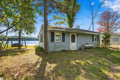 /international/us/524-island-view-drive-traverse-city-mi-110120129680/