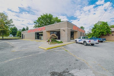 /international/us/100-hopkinsville-street-russellville-ky-110100465500/