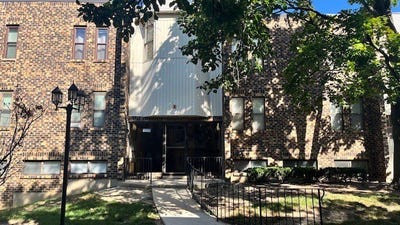 /international/us/2275-country-club-drive-woodridge-il-110108441866/