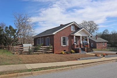 /international/us/223-park-st-ninety-six-sc-110104159370/