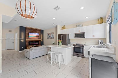 /international/us/3370-w-106th-ter-hialeah-fl-110101236449/
