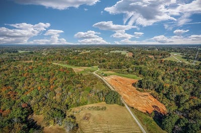 /international/us/roberts-cemetery-road-walling-tn-110103278916/