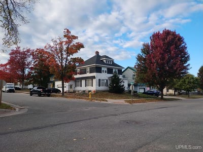 /international/us/323-maple-munising-mi-110100945379/