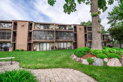 /international/us/151-lake-avenue-n-spicer-mn-110108505495/