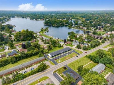 /international/us/2475-s-commerce-road-wolverine-lake-vlg-mi-110108179703/