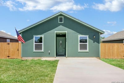 /international/us/806-e-6th-st-nixon-tx-110119520132/