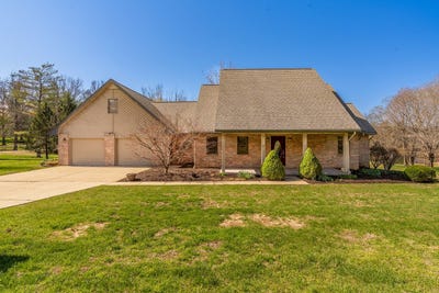 /international/us/15-lake-indian-hills-circle-carbondale-il-110107156574/