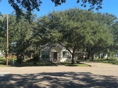/international/us/2115-avenue-f-danbury-tx-110095515817/